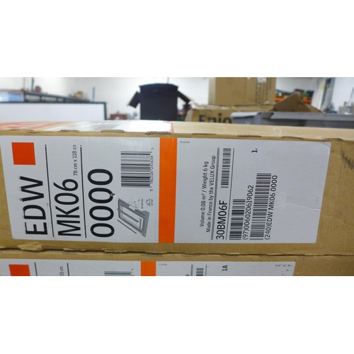 2424 - A Velux EDW MK06 0000 flashing kit and a Velux EDW PK25 0000 tile flashing kit - both boxed