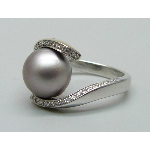 1003 - A white metal diamond and cultured Tahitian pearl ring, tests as 18ct gold, M, 7.8g