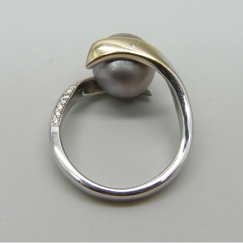 1003 - A white metal diamond and cultured Tahitian pearl ring, tests as 18ct gold, M, 7.8g