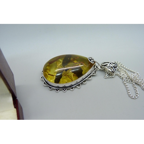 1015 - A collection of silver and white metal jewellery to include amber