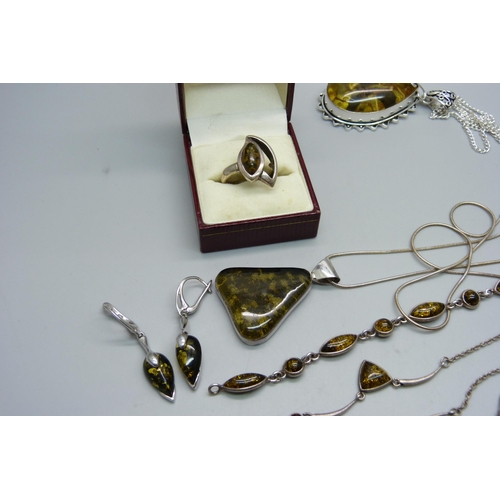 1015 - A collection of silver and white metal jewellery to include amber