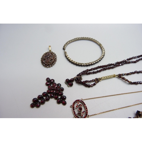 1024 - A collection of red stone set jewellery to include garnet