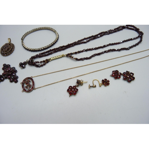 1024 - A collection of red stone set jewellery to include garnet