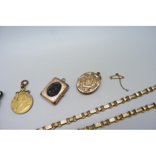 1025 - Vintage jewellery including a carved cameo brooch, three picture pendants, pendant and chain and a c... 