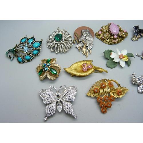 1034 - Twelve costume brooches