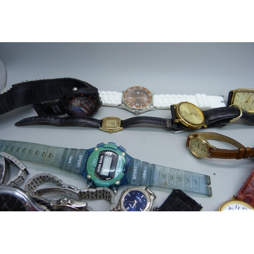 1043 - A bag of lady's and gentleman's wristwatches including Lorus, some a/f