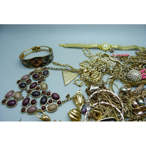 1045 - A collection of gold tone jewellery