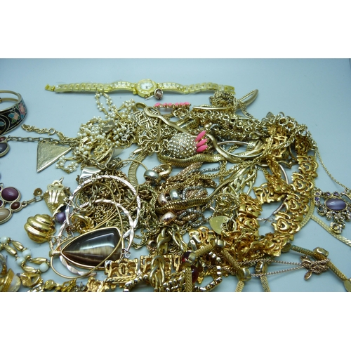 1045 - A collection of gold tone jewellery