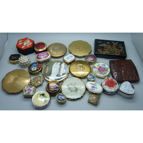 1047 - A collection of compacts, pill boxes, etc.