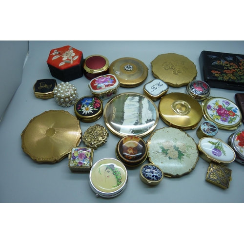 1047 - A collection of compacts, pill boxes, etc.