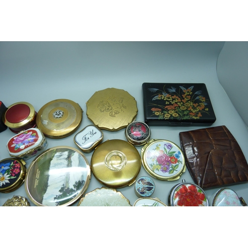 1047 - A collection of compacts, pill boxes, etc.