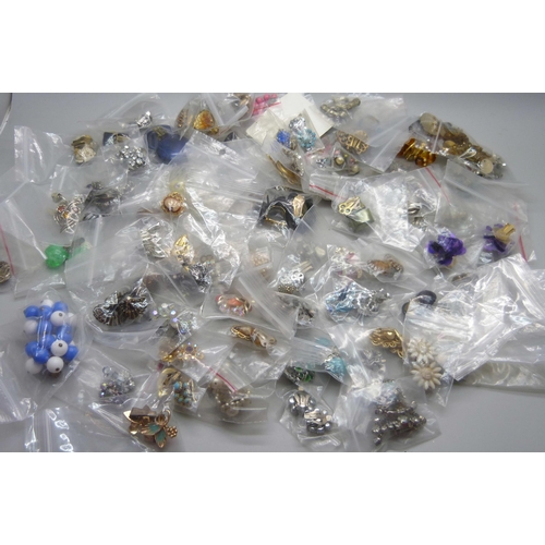 1048 - Eighty-five pairs of vintage clip on earrings