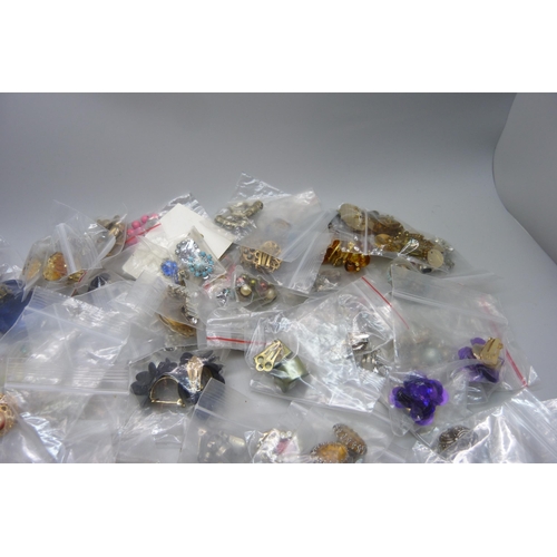 1048 - Eighty-five pairs of vintage clip on earrings