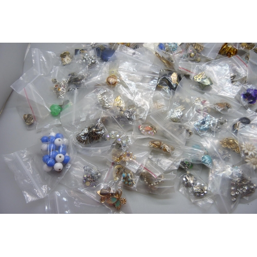 1048 - Eighty-five pairs of vintage clip on earrings