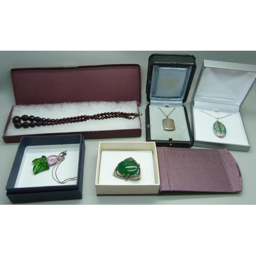 1051 - Assorted jewellery including an Art Deco locket, sherry amber faceted beads, needs clasp, etc.