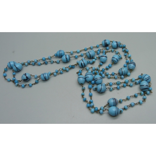 1057 - A vintage glass bead necklace