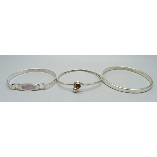 1059 - Three silver bangles, 29g