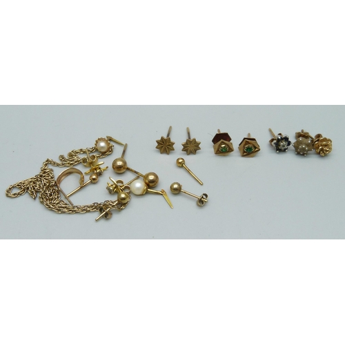 1064 - A small collection of yellow metal and 9ct gold earrings, 4.9g