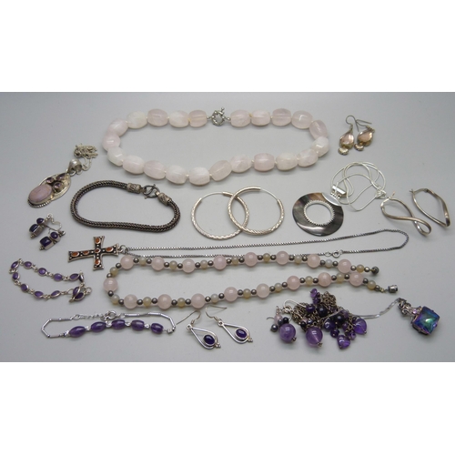 1070 - A collection of silver and white metal jewellery