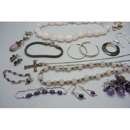 1070 - A collection of silver and white metal jewellery