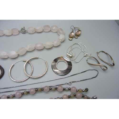 1070 - A collection of silver and white metal jewellery