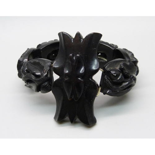 1077 - A Whitby jet bracelet, marked D&O patent