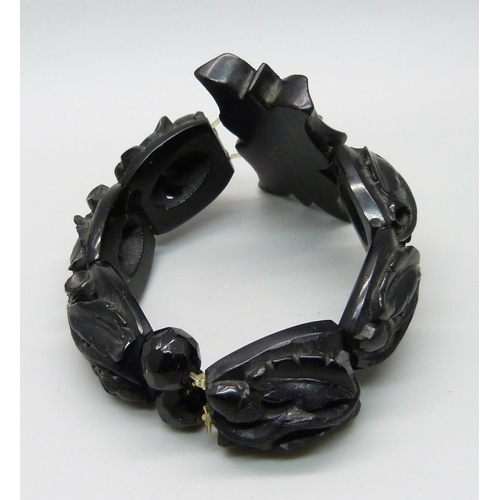 1077 - A Whitby jet bracelet, marked D&O patent