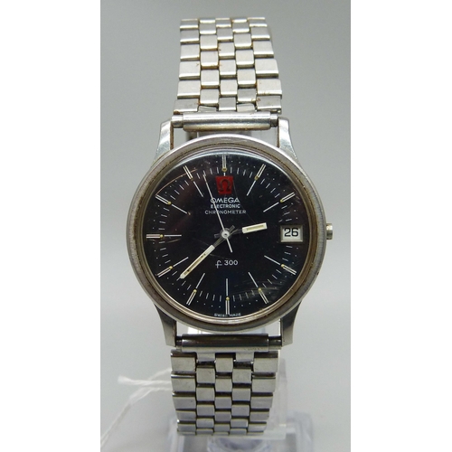 1129 - An Omega electronic chronometer f300 gentleman's wristwatch, lacking crown