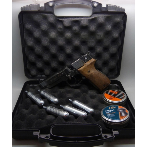 831 - A Walther CP88 4,5 cal. gas canister powered air gun with canisters and pellets