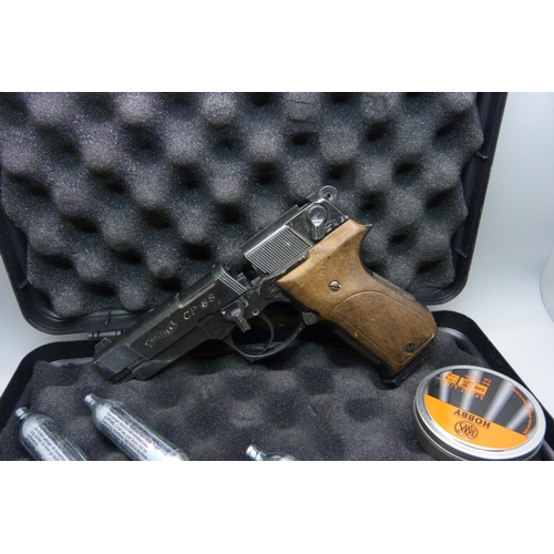 831 - A Walther CP88 4,5 cal. gas canister powered air gun with canisters and pellets