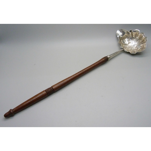 871 - A George III silver toddy ladle, London 1763, Walter Brind