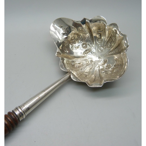 871 - A George III silver toddy ladle, London 1763, Walter Brind