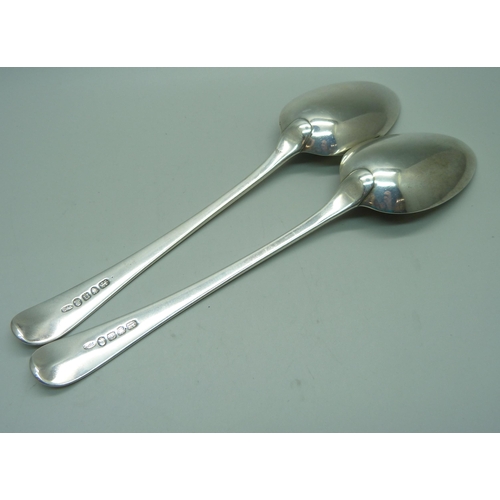 874 - A pair of George III silver spoons, London 1788, William Sumner, 124g