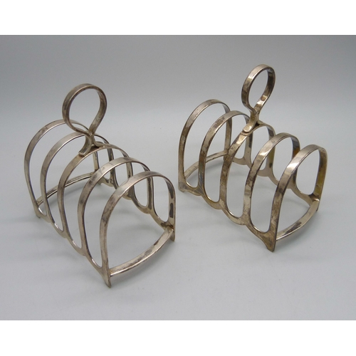 886 - A pair of silver toast racks, 90g