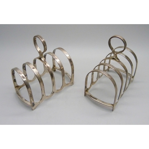 886 - A pair of silver toast racks, 90g