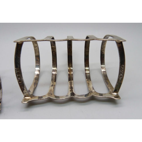 886 - A pair of silver toast racks, 90g