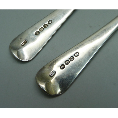 887 - A pair of George III silver spoons, London 1809, Thomas Dicks, 120g