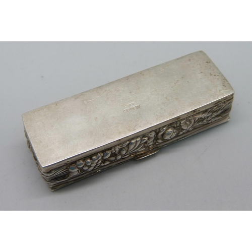 898 - A silver pill box with gilt interior and the lid with lion, rose and anchor detail, London import ma... 