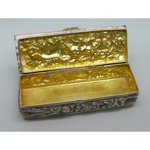 898 - A silver pill box with gilt interior and the lid with lion, rose and anchor detail, London import ma... 