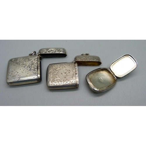 899 - Two silver vesta cases and a silver pill box, 56g