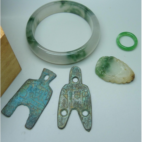 905 - Assorted items, including coins and carved items