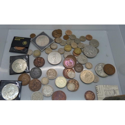 910 - Three £5 coins, a 1935 crown, two other half silver coins plus other GB and commemorative coins