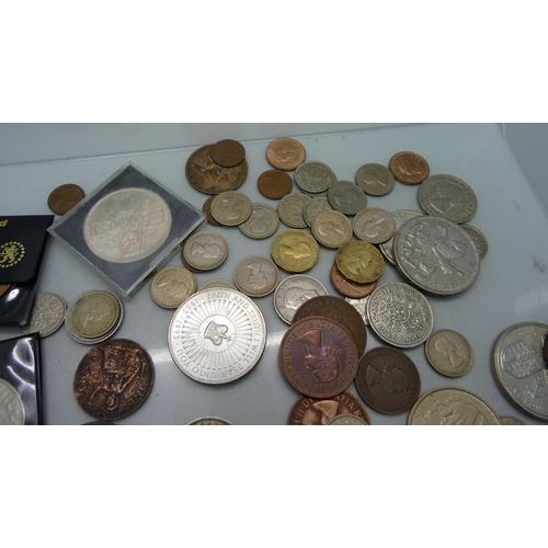 910 - Three £5 coins, a 1935 crown, two other half silver coins plus other GB and commemorative coins