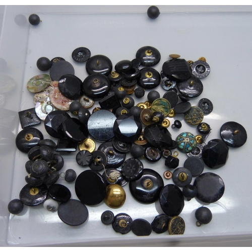 914 - A collection of Victorian and later buttons, mainly jet and black glass