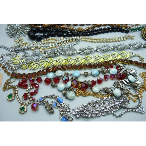 918 - A collection of vintage jewellery