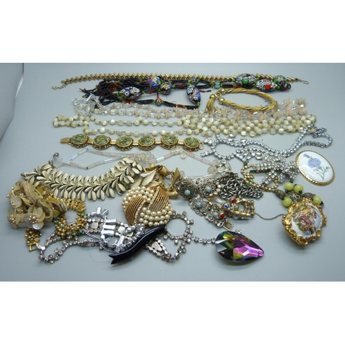 919 - Vintage jewellery