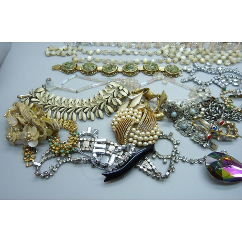 919 - Vintage jewellery