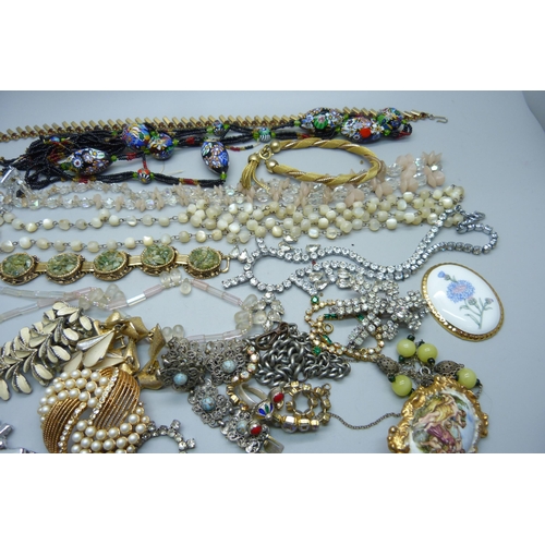 919 - Vintage jewellery