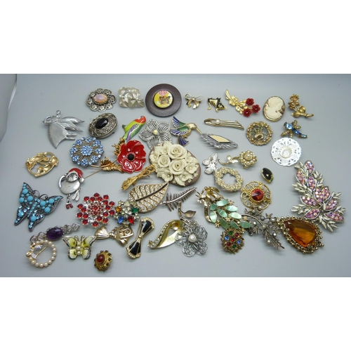 920 - Costume brooches