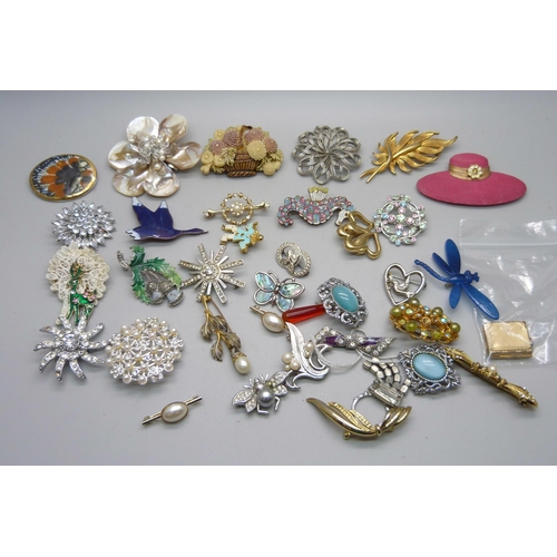 921 - Costume brooches